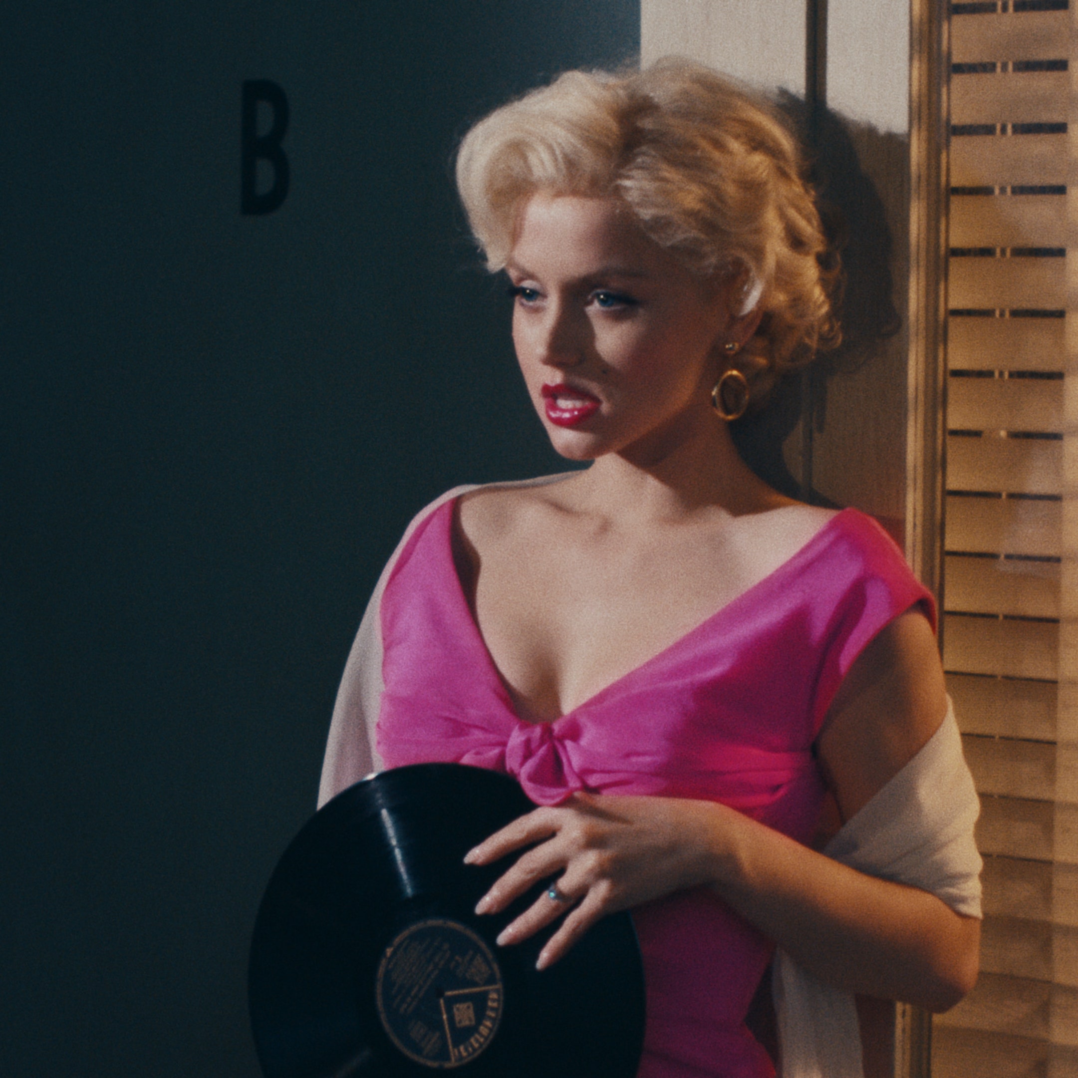 “No Girl Has Been Extra Carefully Examined”: Lena Dunham On The Classes She’s Taken From Marilyn Monroe