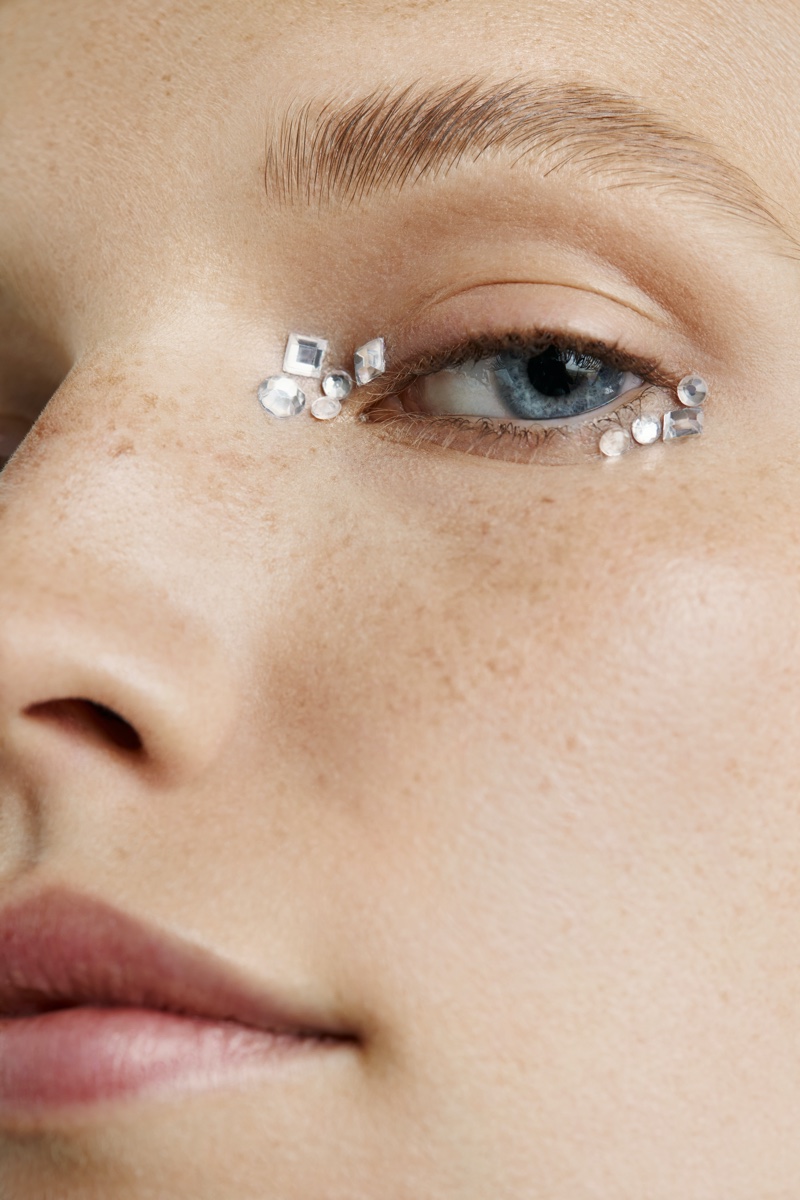 Xanthe Wijma Wears Glitter Beauty for L’Officiel Brazil
